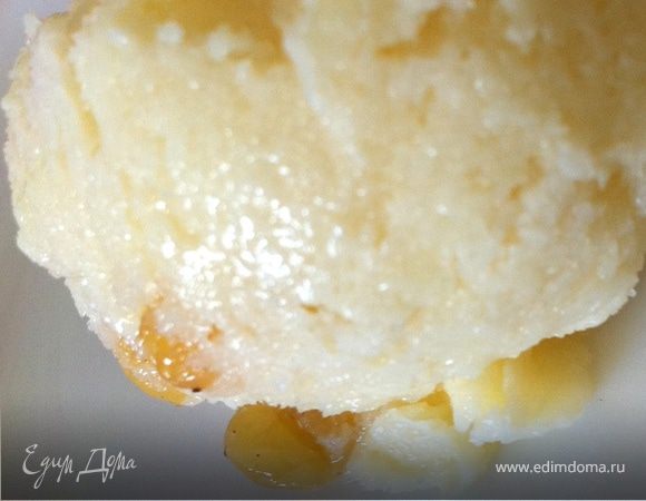 Последним добавить изюм (без рома).
Убрать в морозилку. Каждый час доставать и все хорошо перемешивать. Хотя бы 2-3 раза!
Из-за нежирных сливок застывает сильно,поэтому перед тем как есть - достаньте и переставьте на час в холодильник, чтобы капельку подтаяло!