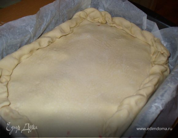 Накрыть вторым пластом теста, хорошенько (ХОРОШЕНЬКО!)) слепить края - иначе ваша начинка в процессе выпечки вытечет, а это не очень приятно нюхать - подгорающее варенье)