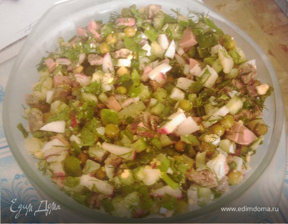    Отвариваем язык (примерно 1,5 часа), чистим его теплым, обрезаем не нужное. Нарезаем мелкими кубиками.
   Отвариваем колбасу (или сосиски), картофель, яйца и режем кубиками.
   Нарезаем огурцы, зелень и редис (как вы любите). У меня нарезано мелко. 
   Все ингредиенты тщательно перемешиваем, добавляем консервированный горошек.
   Получается вот такой "ВИНЕГРЕТ" (как на фото)!)) Моя сестра окрошку не любит, поэтому данную массу заправляет майонезом и жует как салатик!))
   А мы заправляем кефиром!)) Выкладываем нужное количество нашей массы в глубокую тарелку, заливаем холодным кефиром и солим по вкусу! КЕФИР РАЗБАВЛЯТЬ ВОДОЙ НЕ НУЖНО!)))  
   Тут стоит отметить что массы получается много, а кефир заканчивается быстро! Поэтому - запасайтесь!)
   