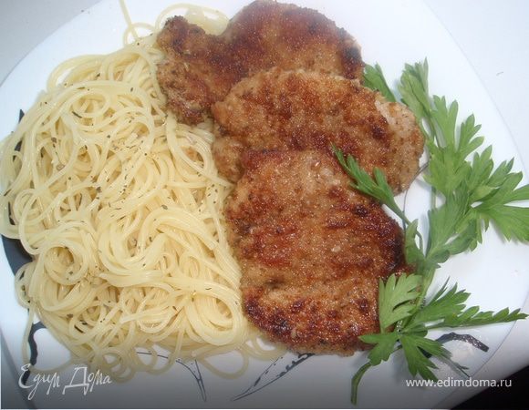 Мясо порезать на небольшие биточки и отбить несильно, т.к. вырезка очень нежная. Смешать все ингридиенты для маринада. Поместить мясо в маринад и оставить хотя бы на пару часов, желательно конечно дольше. 
Ароматное промаринованное мясо обвалять в панировачных сухарях и обжарить с двух сторон до золотистой корочки.
Я подавала со спагетти отваренным с добавлением раст. масла и тех же травок, что и в маринаде.
Приятного аппетита, дорогие мясоеды)  