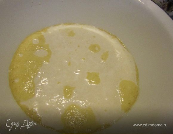 В теплое молоко добавить сахар и дрожжи.
Дать постоять до образования на поверхности пены.
