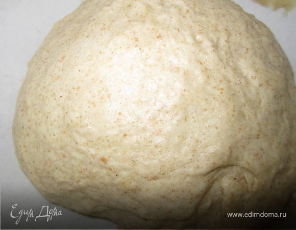 Молочно - дрожжевую смесь смешать с мукой.
Все хорошо перемешать.
Добавить оливковое масло.
Вымесить тесто.