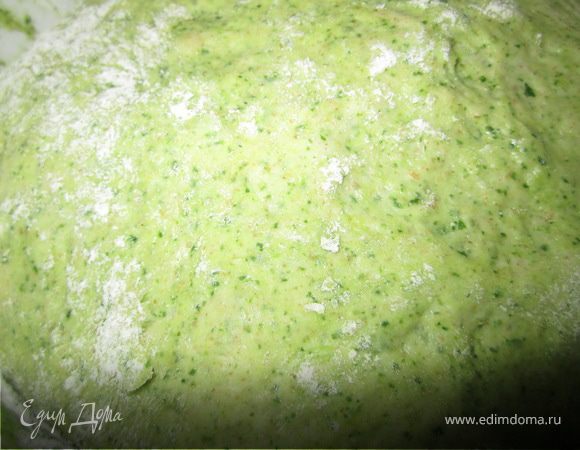 Тесто разделить на 3 части.
Одну поменьше, две побольше.
В одну часть(ниаменшуую) добавить измельченный шпинат.
Хорошо вымесить, добавить немного муки.