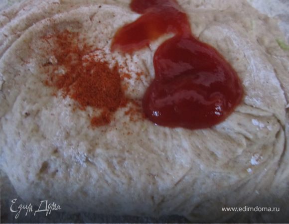 Еще в одну часть добавляем паприку и томатную пасту.
Вымешиваем.