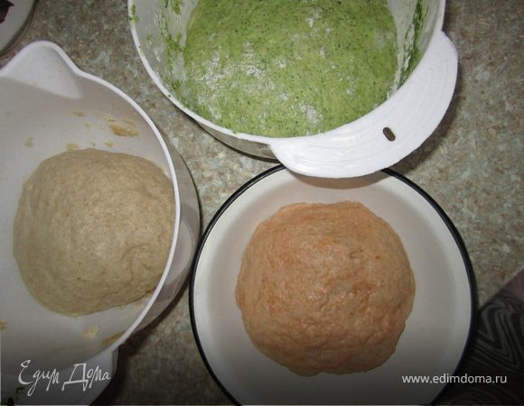 Оставляем тесто на час, накрыв посуду с тестом полотенцем.
Через час, тесто еще раз вымесить.
Повторить еще один раз.