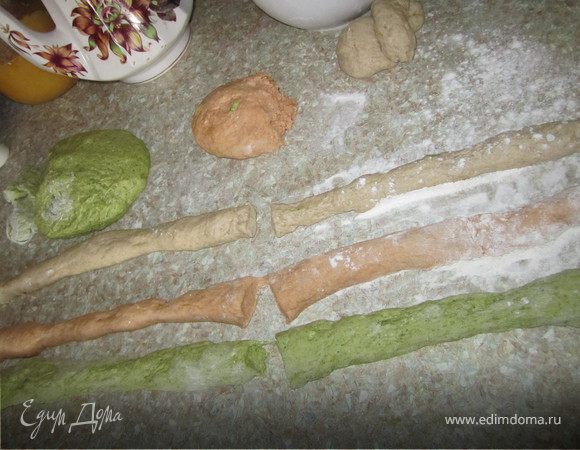 Из каждой части теста катаем длинные валики.