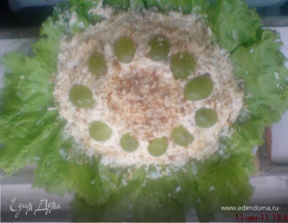 верх посыпать измельчёнными  орехами,виноград / брать  кишмиш или освобождать от косточек,/укладывать половинками,срезом вниз.