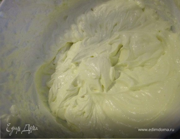 Начнем с тортика попроще, с "Клубники в сметане".  
Сметану взбить с сахаром.
Если у вас магазинная сметана, еще лучше предварительно откинуть на сито или марлю, и дать постоять 1-2 часа.
Тогда сметана точно взобьется.)