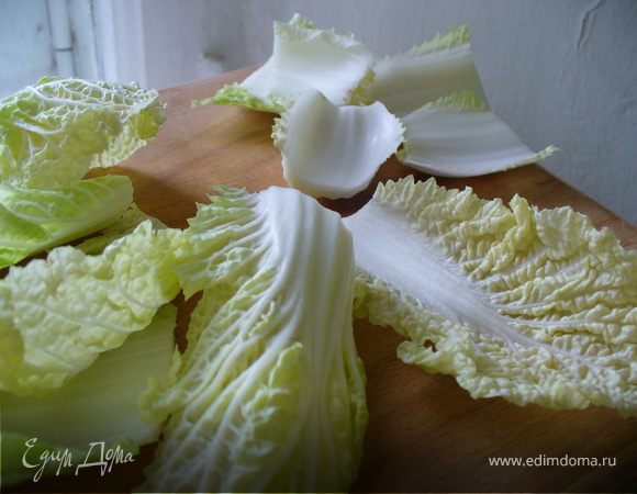 У китайской капусты отрезать грубые основания, нарезать, как больше нравится