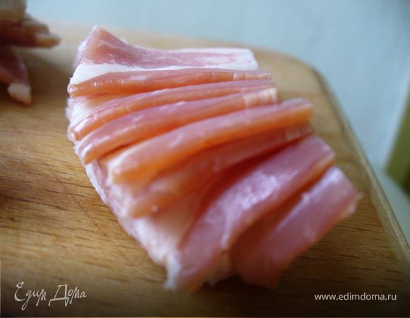 Бекон порубить на кусочки, отправить в миску