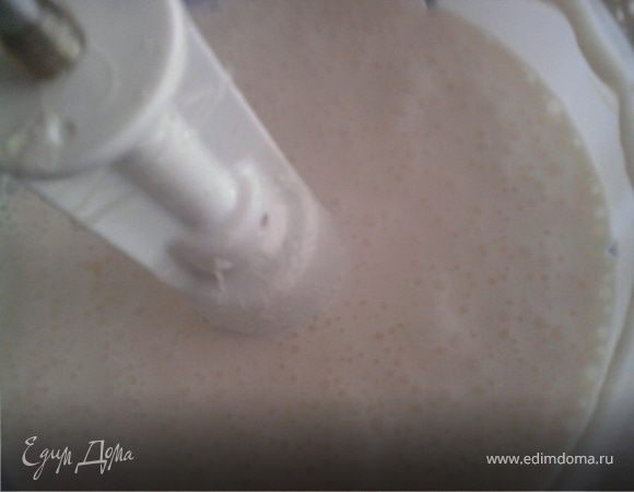 Сметану взбить с сахаром.
Добавить желатин.
Еще раз все хорошо взбить.