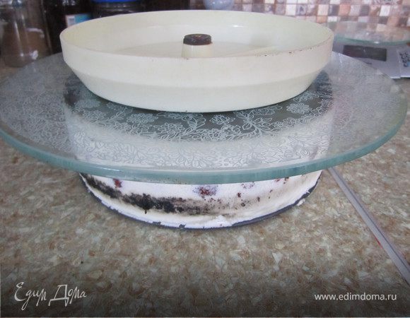Переворачиваем бисквит на блюдо.