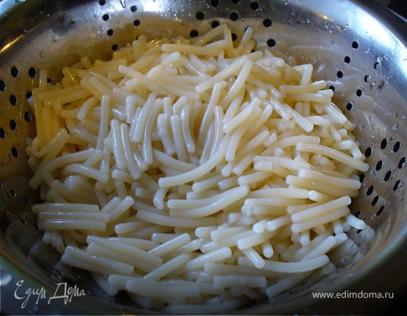 Макароны откинуть на дуршлаг, промыть холодной водой, оставить на несколько минут, чтобы полностью стекла вода, отправить в миску