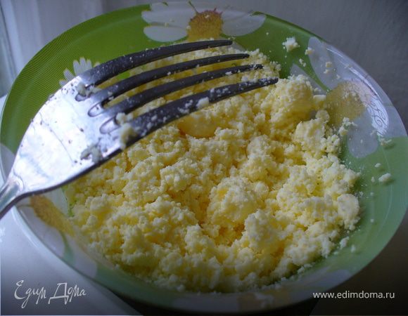 Желтки раскрошить вилкой, отставить в сторону (это будет посыпка)