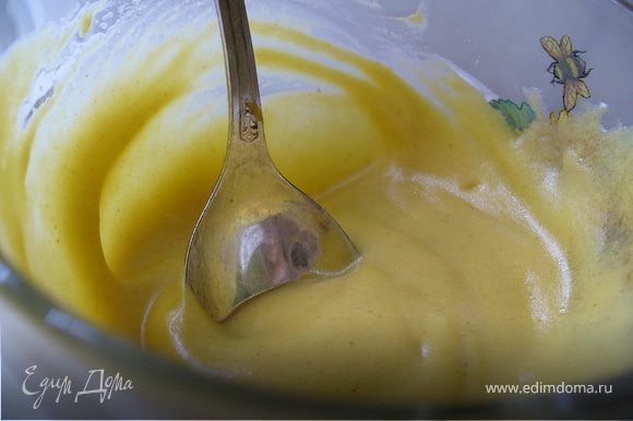 Приготовить заправку: смешать дижонскую горчицу, оливковое масло и лимонный сок