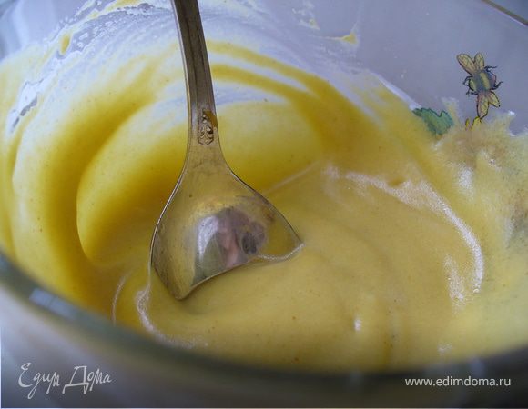 Приготовить заправку: смешать дижонскую горчицу, оливковое масло и лимонный сок