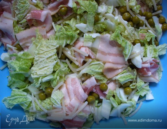 Перемешать (лучше - Вашими чистыми ручками!) салат, посолить по вкусу