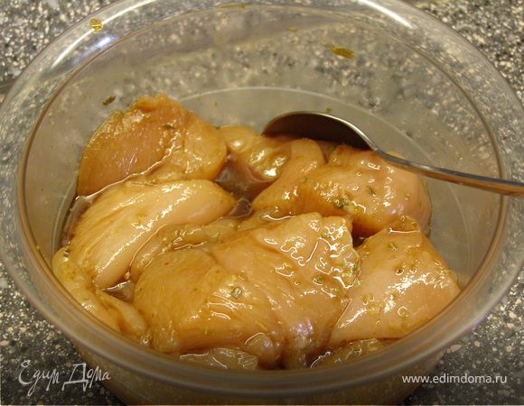 Смешать ингредиенты для маринада. Нарезать куриную грудку средними по величине кусочками. Перемешать с маринадом и оставить минут на 20.