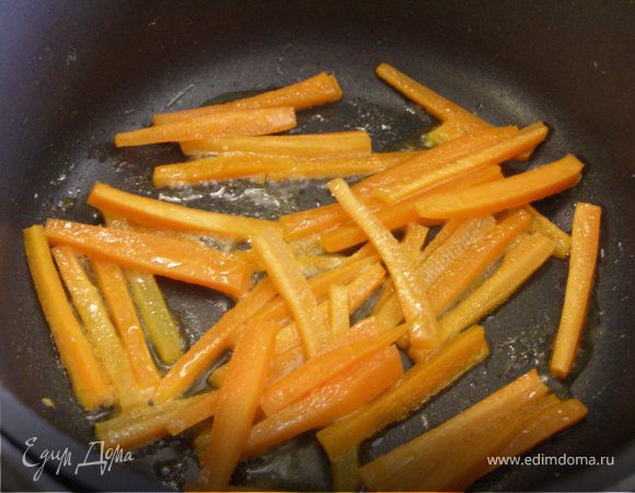 Морковь нарезать соломкой и обжарить на оливковом масле минут 7.