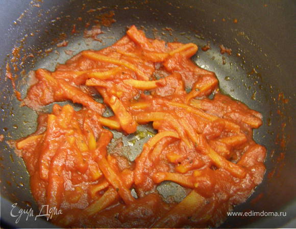 Томатную пасту развести в 50 мл воды. Влить в морковь и дать увариться.