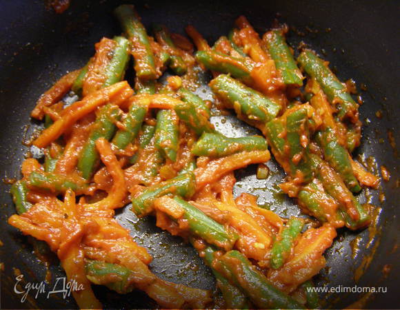 Добавить фасоль к моркови и перемешать.