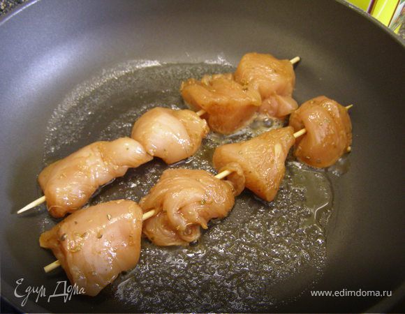 Нанизать замаринованные кусочки курицы на шпажки и обжарить на сковороде с 2-х сторон минут 5.