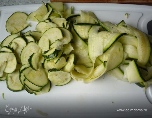 Лук почистить и мелко порезать. Помидоры помыть и нарезать кольцами. Кабачки помыть, почистить и натереть на терке кольцами. Моцарелла нарезать кружочками.