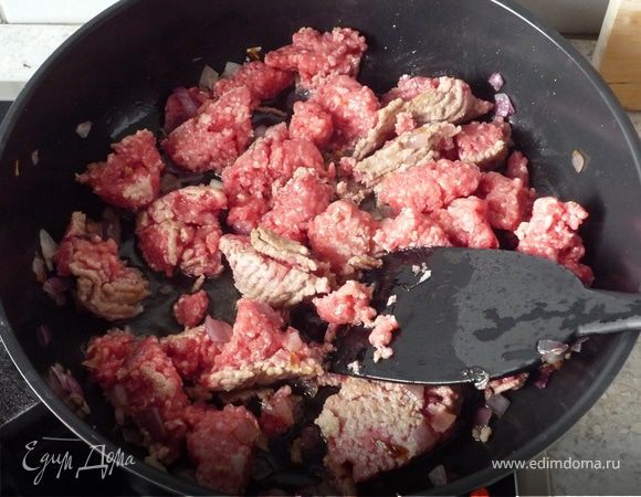 Лук обжарить на масле, затем добавить фарш и продолжить жарить до рассыпчатого состояния. 