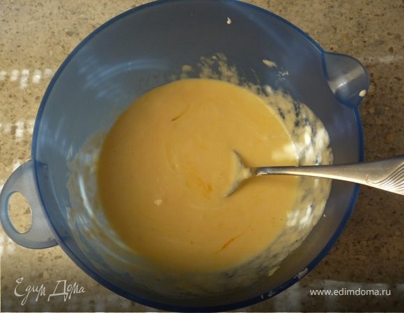 Разогреть духовку до 180°C. Яйца перемешать с крем-фреш, посолить.