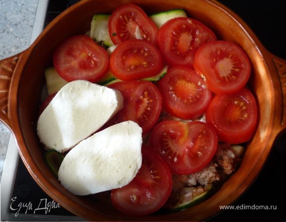 Вылить яйчную смесь. Сверху выложить слой томатов и моцарелла. Запечь 35-40 минут.