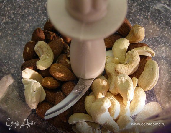 Начнём с теста. Орехи измельчить в блендере в крошку.