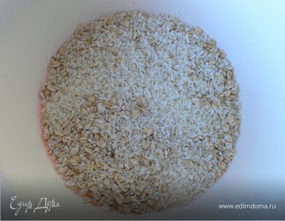 Смешать овсяные и какосовые хлопья