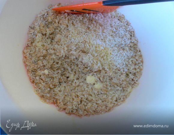 Растопить масло и добапвить в хлопья,перемешать и добавить 3ст.л воды