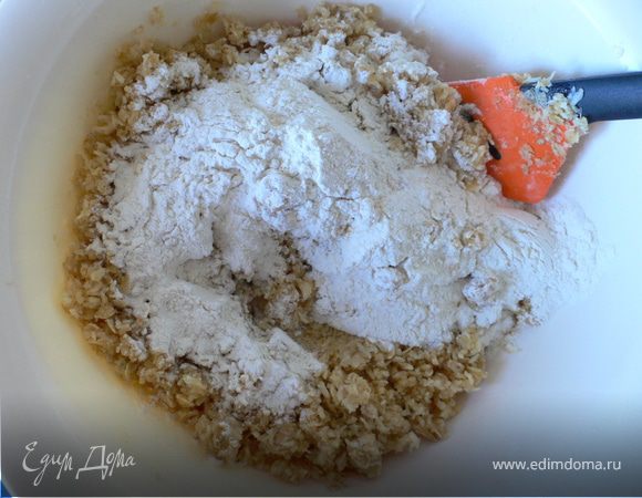 Добавить муку,разрыхлитель, ванильный сахар