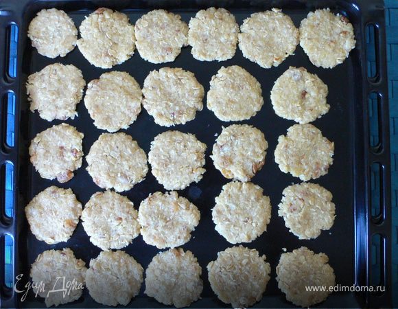 Сформировать руками тонкие лепёшки и выложить на противень