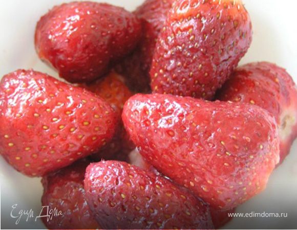 Клубнику промыть, убрать плодоножки, измельчить в блендере вместе с сахарной пудрой и лимонным соком. Добавить бальзамический уксус и тщательно перемешать.