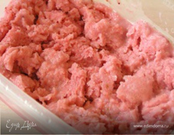 Сливки немного взбить, добавить к ягодному пюре и выложить в контейнер для замораживания, поместить в морозилку на 2 часа. Затем достать, взбить венчиком и снова убрать в морозилку. Повторить еще 2-3 раза, пока мороженое не загустеет. Затем убрать в морозилку еще на 3 часа. Перед подачей за 1-1,5 часа переставить в холодильник.