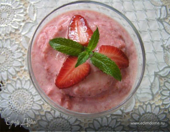 Каждую порцию украсить клубникой и мятой.