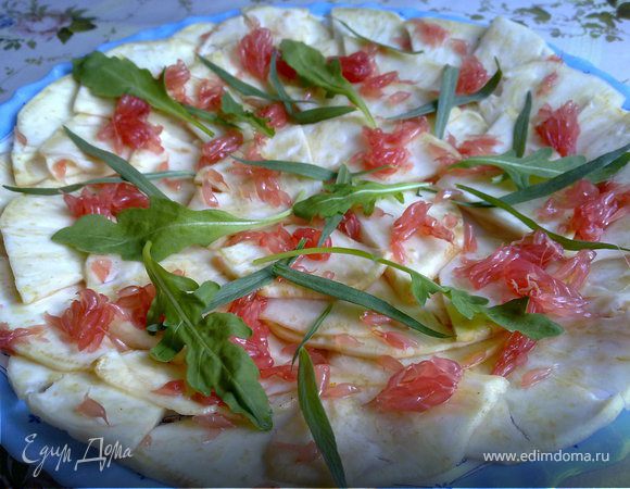 Почистить сельдерей и как для карпаччо. Тонко! (Можно воспользоваться специальной теркой). Грейпфруты чистим и вырезаем дольки, так, чтобы не было никаких пленок.
В большую миску выдавливаем сок из грейпфрутов, (2 дольки оставить) чуть-чуть оливкового масла, соль, перец.
Хорошо перемешиваем. Кладем туда нарезанный сельдерей. Хорошо взбалтываем, подкидывая.  Я оставила примерно на 15 мин в холодильники. Аккуратно, внахлест выкладываем на тарелку, сверху дольки грейпфрута, украшаем эстрагоном. Сверху рукколу. Можно еще раз слегка сбрызнуть оставшимся в миске соком.
