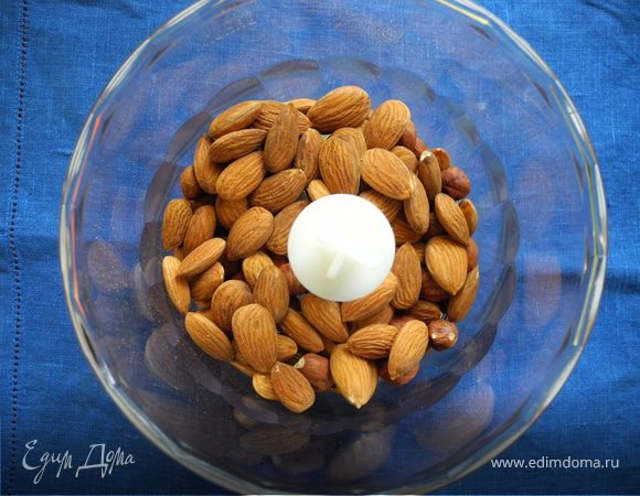 Взять миндаль и фундук.