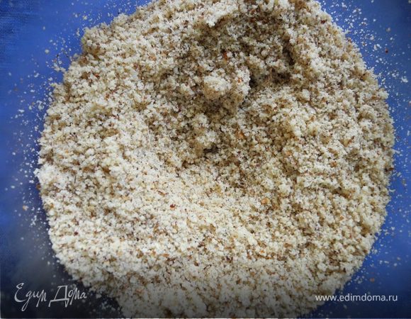 Смешать со 100 г сахара и смолоть очень мелкую крошку, почти муку.