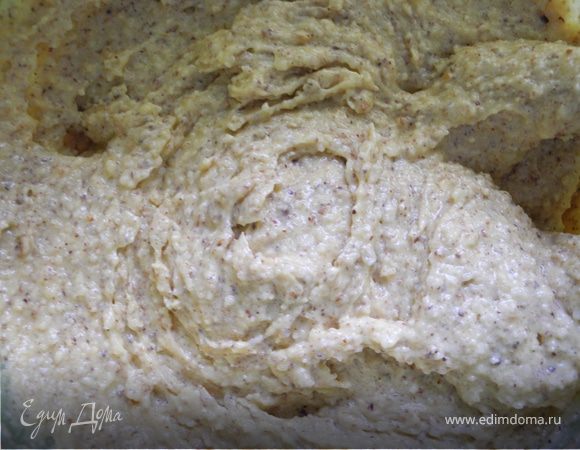 Добавить в нее молотые миндаль и фундук с сахаром.