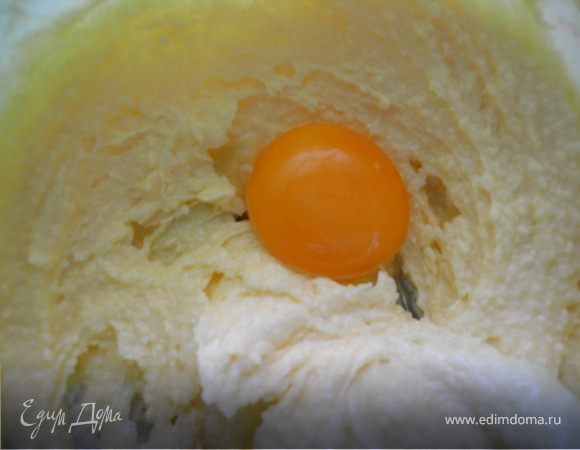 Взбить 170 г сливочного масла с оставшимся сахаром, добавляя желтки по одному.