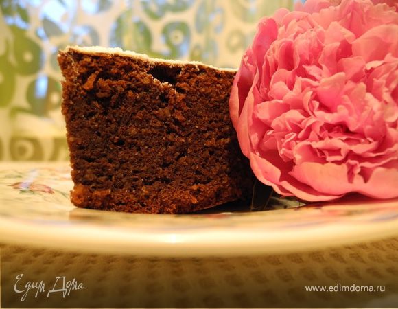 Когда остынет - вынуть из формы, посыпать сахарной пудрой. Получается очень вкусное мягкое тесто с твердой корочкой. 