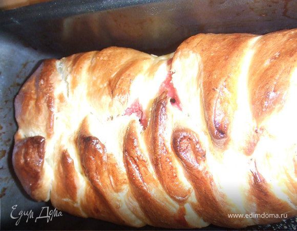Готовую плетенку переложить в промасленную форму, накрыть пленкой и поставить в теплое место на 30 минут.
Духовку нагреть на 180 градусов, выпекать кранц до готовности, или пока шпажка воткнутая в середину не будет выходить сухой, если верх будет сильно румянится то прикрыть его фольгой или пергаментом.
Готовый кранц осторожно переложить на решетку, остудить.

