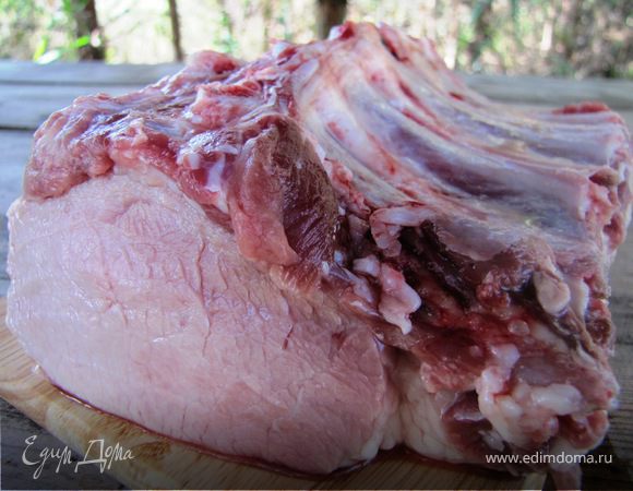 Свинину покупала на местном рынке прямо с утра, перед рыбалкой, еще "парную". В лесу мясо помыла в судочке.