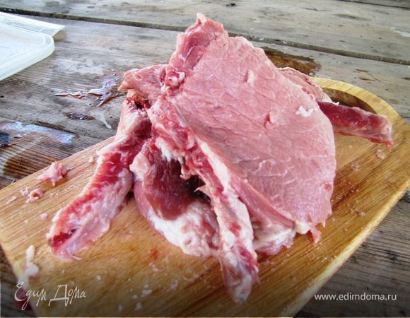 Порезала порционно, вырезала у косточки жирненькие, лишненькие кусочки. Мы их тоже мариновали и съели, просто цель была получить именно - антрекот. 