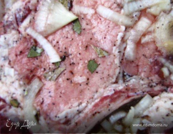 Куски были достаточно толстые по 2-3 см, я их слегка отбила ножом, а далше соль, перец, лавруху растерла в ладонях, луковицу нарезала полукольцами.