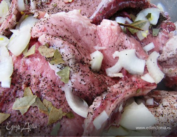 Пока дрова перегорали, мясо мариновалось.