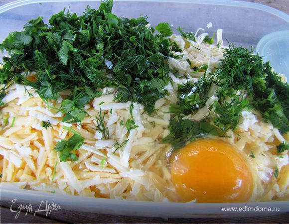 Пока мясо мариновалось я успела подготовить сыр для лаваша, в этот раз я взяла с собой терку для сыра и сырое яйцо в лес. Терла прямо на природе...